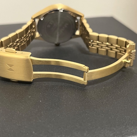 MVMT Watch (gold) - Picture 4 of 7